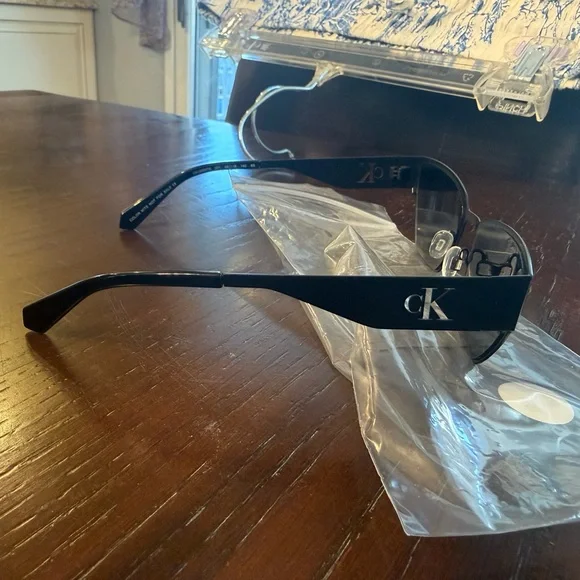 Calvin Klein sunglasses - Picture 2 of 2
